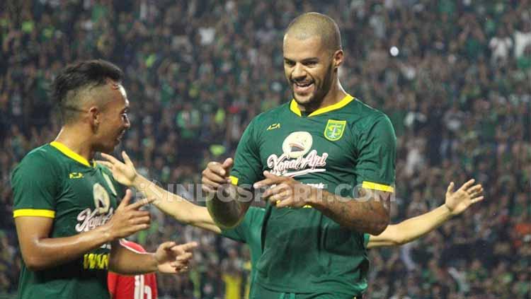 Selebrasi David Da Silva setelah gol kedua ke gawang Sabah FA Copyright: Fitra Herdian/INDOSPORT