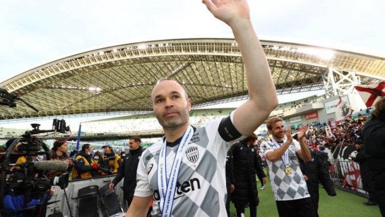 Legenda Barcelona Andreas Iniesta usai memberikan gelar Piala Super Jepang 2020 untuk klubnya kini Vissel Kobe, Sabtu (08/02/20).