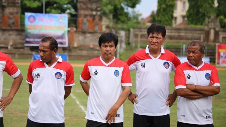 Terlihat para mantan penggawa Gelora Dewata menggunakan replika jersey saat tampil di Piala Winners Asia 1994 lalu. - INDOSPORT
