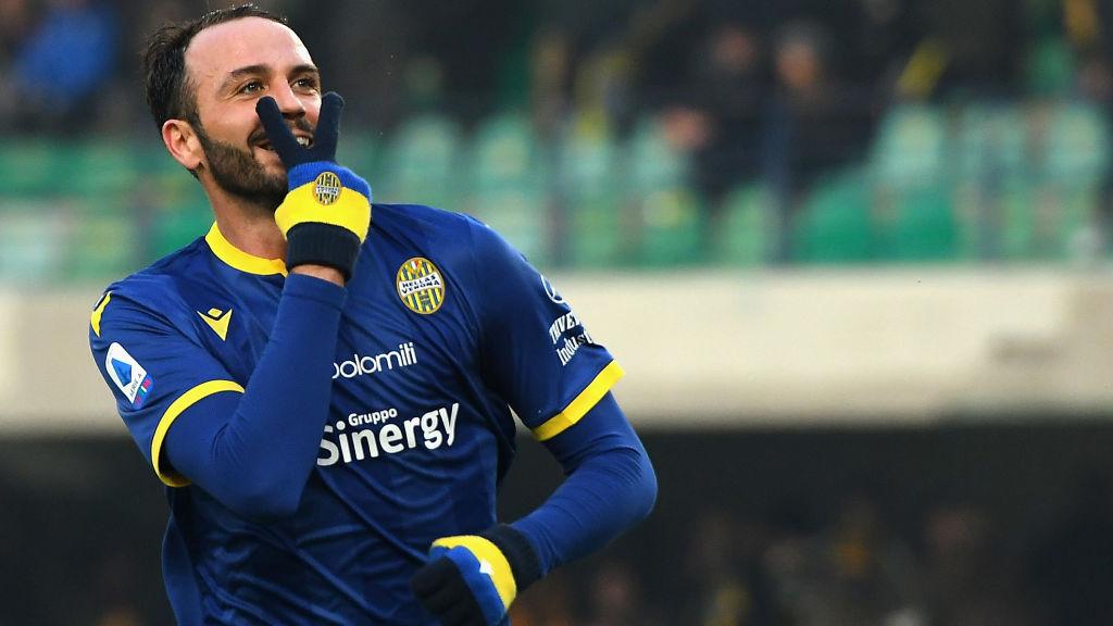 Giampaolo Pazzini merayakan golnya ke gawang Juventus.
