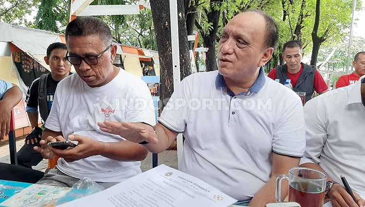 Ketua Umum Askot PSSI Makassar, Junaldi Monoarfa dan Exco Asprov PSSI Sulsel, Mulyadi.