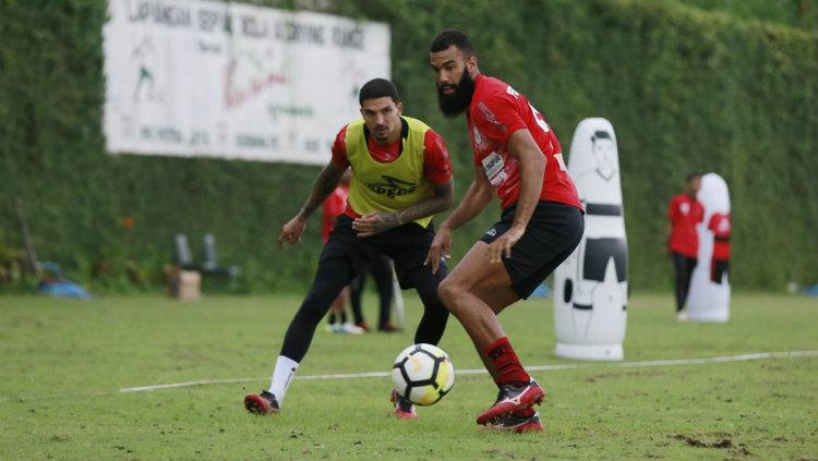 Sylvano Comvalius saat menjalani laga uji coba bersama klub Liga 1, Persipura. Copyright: Istimewa