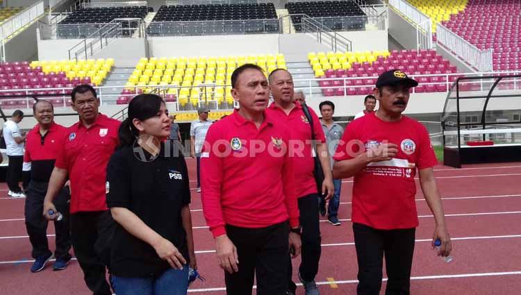 Walikota Solo, FX Hadi Rudyatmo (kanan) saat meninjau stadion Manahan Solo bersama Ketum PSSI. Ia menjaminkan diri ke Kementerian Pekerjaan Umum dan Perumahan Rakyat (PUPR) agar laga uji coba Persis vs Persib bisa terlaksana.