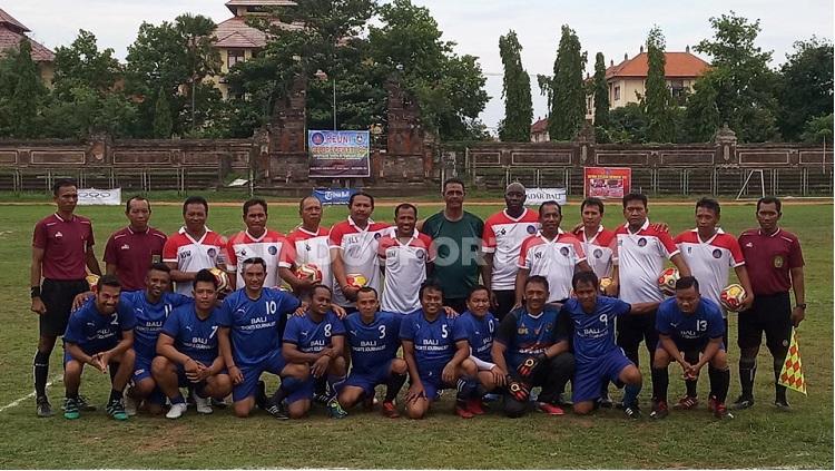 Reuni Gelora Dewata melawan Siwo PWI Bali di Stadion Ngurah Rai, Denpasar, Sabtu (8/2/20). Foto: Nofik Lukman Hakim - INDOSPORT