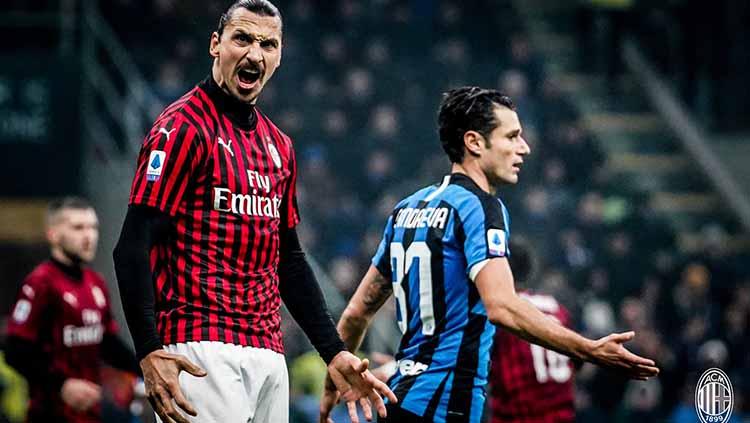 Selebrasi Zlatan Ibrahimovic usai cetak gol ke gawang Inter Milan. Copyright: Twitter.com/@acmilan