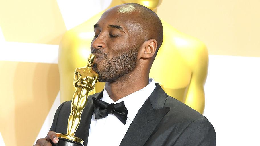 Kobe Bryant saat memenangkan piala Oscars 2018. - INDOSPORT