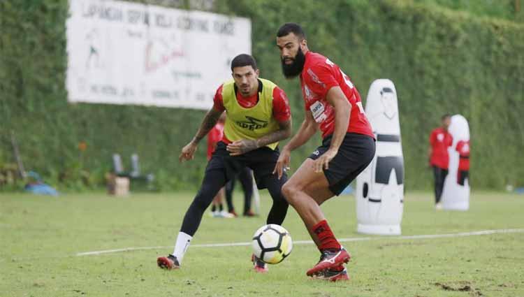 Sylvano Comvalius saat berlatih bersama rekannya di Persipura Jayapura.