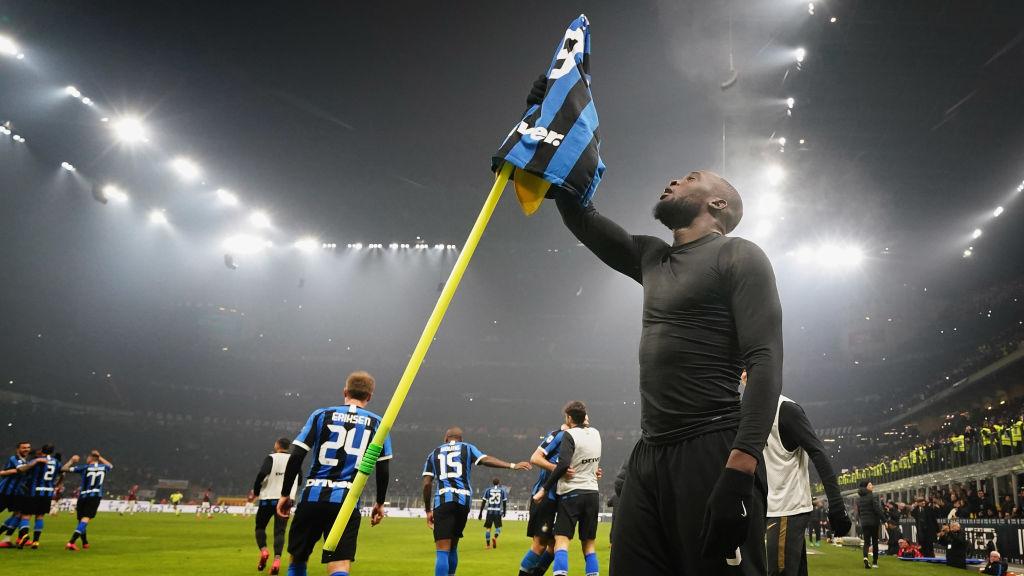 Inter Milan juara Serie A Liga Italia kalahkan dominasi Juventus, aksi nimbrugnya Romelu Lukaku dengan euforia fans bikin geleng-geleng kepala. - INDOSPORT