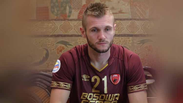 PSM Makassar memperkenalkan pemain asing Serif Hasic di Hotel Sultan, Jakarta, Senin (10/02/20).