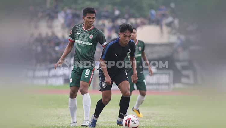 Pemain belakang klub Liga 1 PSIS Semarang, Riyan Ardiyansyah telah berhasil menyelesaikan skripsi dan diuji di hadapan dosen pembimbing.