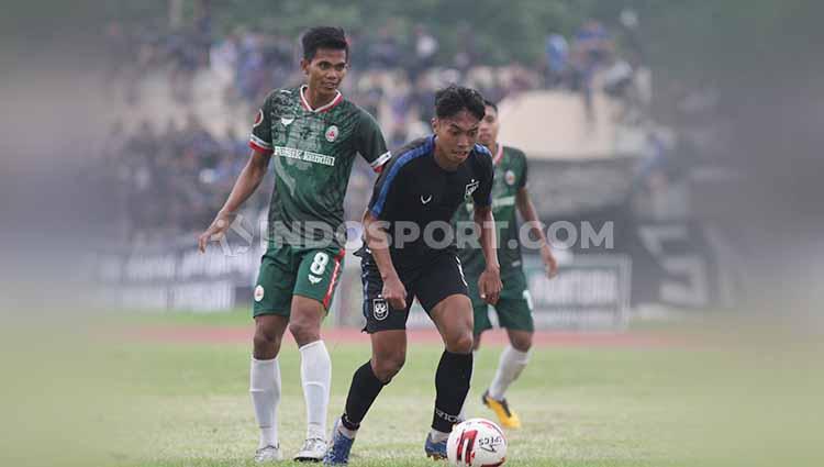 Pemain belakang klub Liga 1 PSIS Semarang, Riyan Ardiyansyah telah berhasil menyelesaikan skripsi dan diuji di hadapan dosen pembimbing. - INDOSPORT