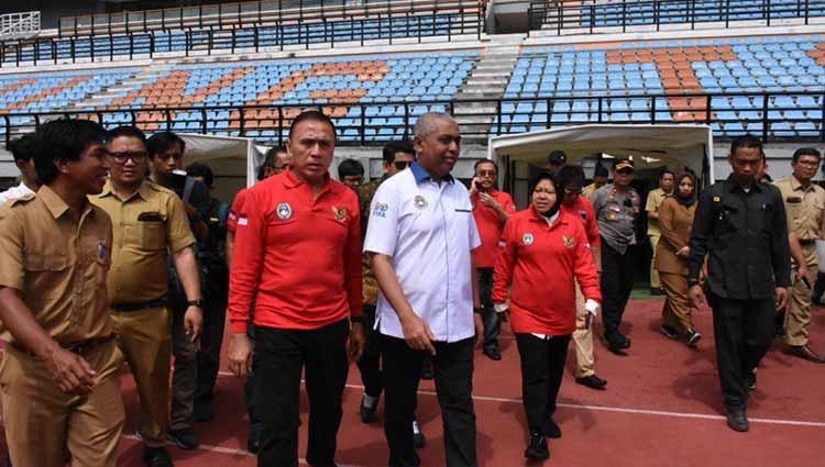 Iwan Bule, Tri Rismaharini dan Ahmad Riyadh berkunjung ke Stadion Gelora Bung Tomo. - INDOSPORT