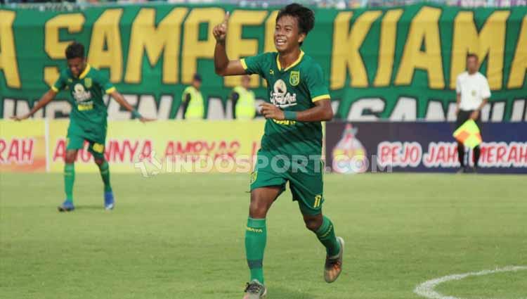 Selebrasi pemain Persebaya Surabaya, Mochammad Supriadi usai mencetak gol ke gawang Persik Kediri di turnamen Piala Gubernur Jatim, stadion gelora Bangkalan, Senin (10/02/20).