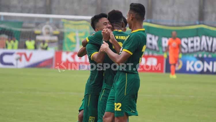 Selebrasi pemain Persebaya Surabaya, usai mencetak gol ke gawang Persik Kediri di Piala Gubernur Jatim 2020, Stadion Gelora Bangkalan, Senin (10/2/20).
