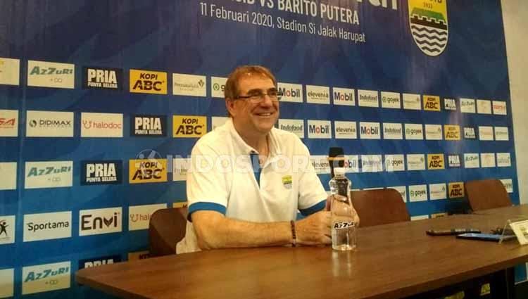 Pelatih Persib Bandung, Robert Rene Alberts, memberikan tanggapan mengenai Madura United yang tidak bisa menggunakan Stadion Gelora Delta di Liga 1 2020.