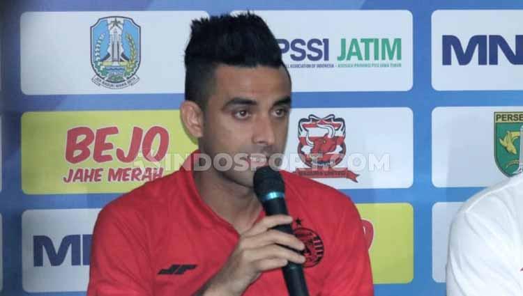 Bek senior Persija Jakarta, Otavio Dutra, memberikan keterangan pers usai laga Liga 1 2020.