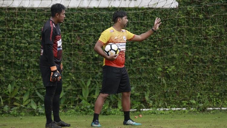 Pelatih Kiper Persipura, Gerson Rios (kanan), sedang memberi arahan kepada kiper utama Persipura, Dede Sulaiman.