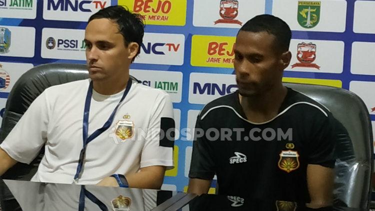 Mantan kapten klub Liga 1 Persebaya Surabaya, Ruben Sanadi (kanan) melelang jerseynya untuk melawan pandemi virus corona.