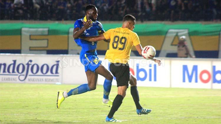 Striker Persib Bandung, Geoffrey Castillion dihadang pemain Barito Putera, Cassio Francisco saat pertandingan uji coba di Stadion Si Jalak Harupat, Kabupaten Bandung, Selasa (11/02/2020).