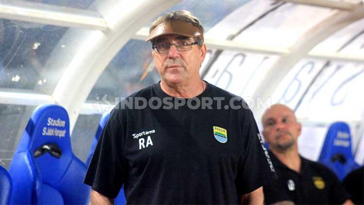Pelatih Persib Bandung, Robert Rene Alberts saat pertandingan uji coba menghadapi Barito Putera di Stadion Si Jalak Harupat, Kabupaten Bandung, Selasa (11/02/2020).
