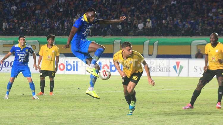 Striker Persib Bandung, Geoffrey Castillion (tengah) dipinjamkan ke salah satu klub yang berlaga di Serie C Liga Italia, Como 1907. - INDOSPORT