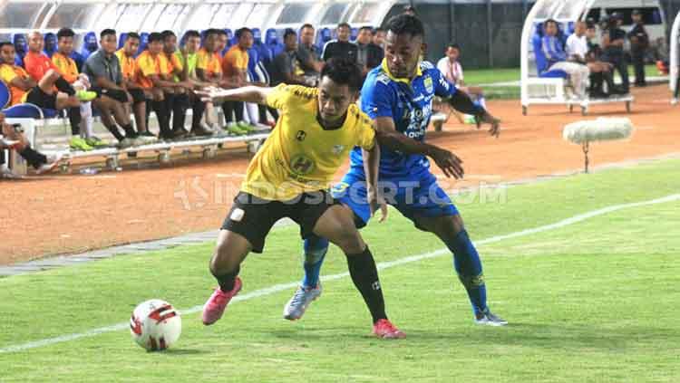 Pemain Persib Bandung, Ardi Idrus (kanan) mencoba merebut bola yang dikuasai pemain Barito Putera, Ambrizal Umanailo saat pertandingan uji coba di Stadion Si Jalak Harupat, Kabupaten Bandung, Selasa (11/02/20).