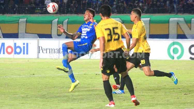 Pemain anyar Persib Bandung, Wander Luiz (kiri) mencoba menahan bola saat pertandingan uji coba menghadapi Barito Putera di Stadion Si Jalak Harupat, Kabupaten Bandung, Selasa (11/02/20).