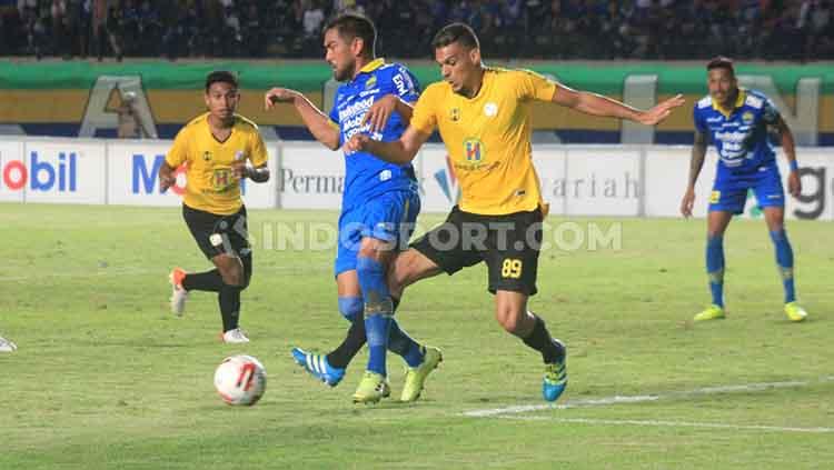 Gelandang Persib Bandung, Omid Nazari diganjal pemain Barito Putera, Cassio Francisco de Jesus.