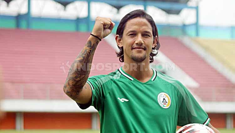 Striker klub Liga 1 Persis Solo, Irfan Bachdim diharapkan bisa kembali bermain untuk Bali United di masa mendatang oleh sang istri. - INDOSPORT