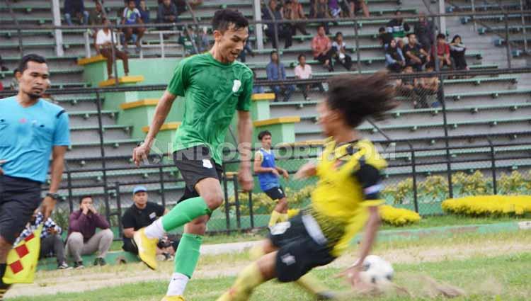 PSMS Medan nyatanya memiliki pemain bertahan, yakni Ikhwani Hasanuddin (kiri), yang menggunakan nomor punggung 9 di kompetisi Liga 2 2020. - INDOSPORT