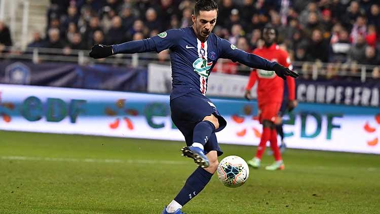 Pemain Paris Saint-Germain saat sedang melindungi bola dari rebutan pemain Dijon.