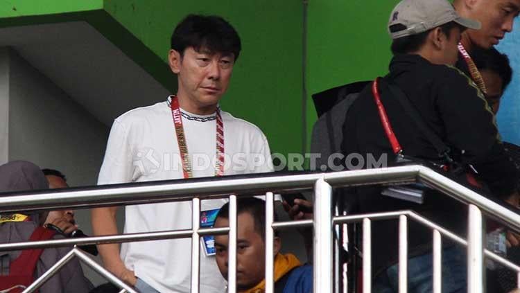 Pelatih Timnas Indonesia Shin Tae Yong saat berkunjung ke Stadion Gelora, Bangkalan, Madura. Rabu (12/2/20).
