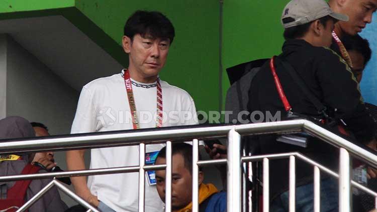 Pelatih Timnas Indonesia Shin Tae Yong saat berkunjung ke Stadion Gelora, Bangkalan, Madura. Rabu (12/2/20). - INDOSPORT