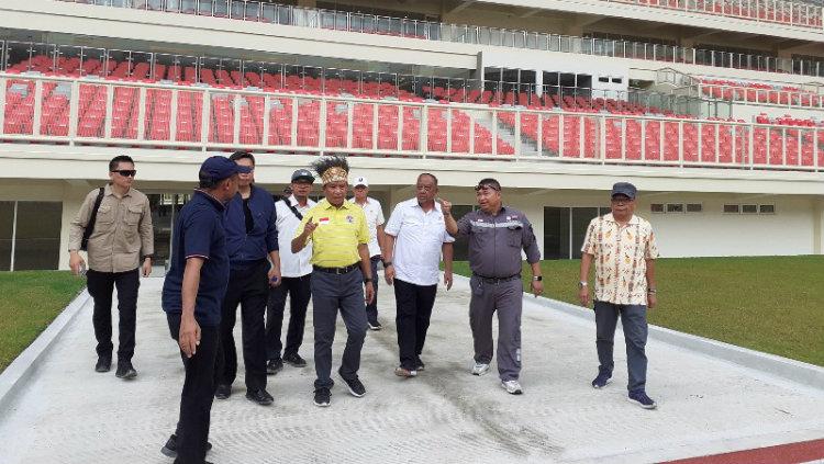 Menpora RI, Zainudin Amali (Kaos Kuning) saat meninjau Stadion Papua Bangkit yang akan diguakan untuk PON XX Papua.