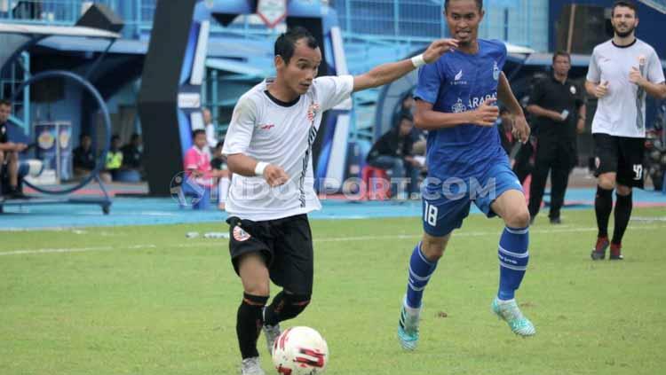Winger Persija Jakarta, Riko Simanjuntak, berhasil membuat malu pemain Persela Lamongan dan Sabah FA karena aksi kolongnya. - INDOSPORT