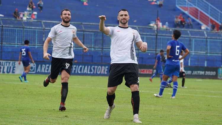Marko Simic berselebrasi usai mencetak gol ke gawang Sabah FA di Piala Gubernur Jatim 2020. Copyright: Media Persija