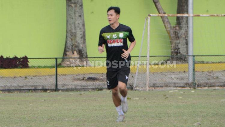 Pemain PSMS Medan, Sutanto Tan, dan eks PSMS Erwin Ramdani melelang jersey untuk membantu masyarakat di tengah pandemi virus corona.