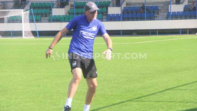 Pelatih klub Liga 1 PSIS Semarang, Dragan Djukanovic saat ini tetap berada di Kota Semarang walaupun timnya diliburkan sejak 23 Maret 2020 lalu.