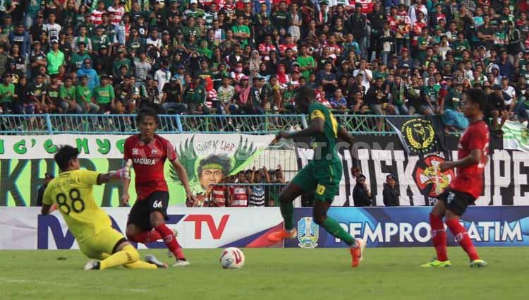 Laga antara Madura United vs Persebaya pada pertandingan Piala Gubernur Jatim, Jumat (14/02/2020). Copyright: Fitra Herdian/INDOSPORT