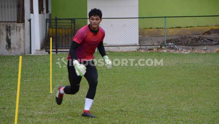 Staf pelatih kiper Timnas Indonesia, Sahari Gultom, memberikan beberapa wejangan kepada kiper muda PSMS Medan, Muhammad Adi Satrio.