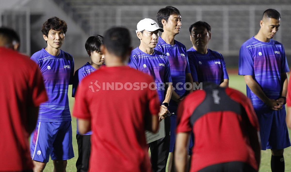 Sebelum memulai latihan, Shin Tae-yong dan para pemain Timnas Indonesia menggelar doa bersama.