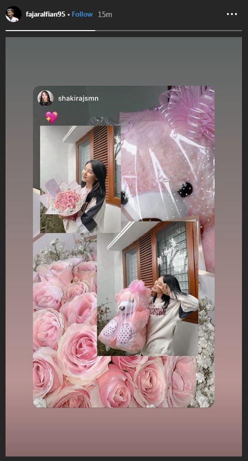 Fajar Alfian berikan bunga dan boneka untuk Shakira Jasmine di Hari Valentine Copyright: Instagram @fajaralfian95