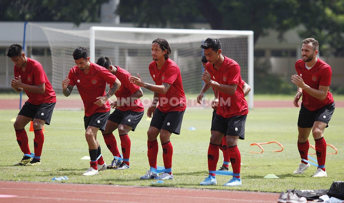 Seluruh pemain Timnas Indonesia melakukan pemanasan sebelum menerima materi latihan dari Shin Tae-yong.