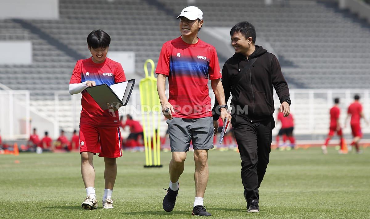 Shin Tae-yong mengawasi langsung TC kedua Timnas Indonesia di Stadion Madya pada Sabtu (15/02/20).