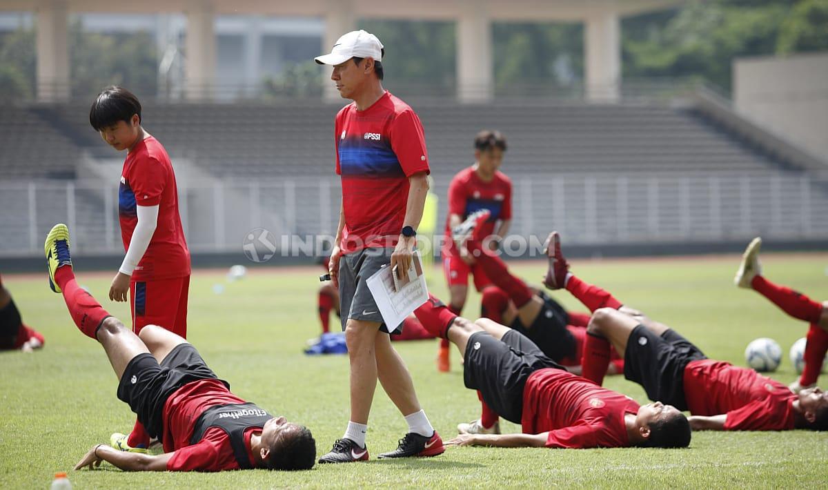 Shin Tae-yong dibantu para asistennya memantau langsung jalannya latihan Timnas Indonesia di Stadion Madya.
