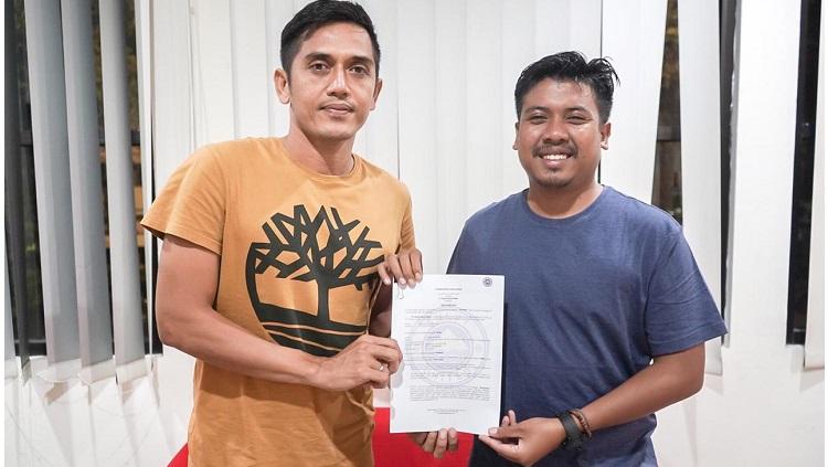 Manajer Sulut United, Muhammad Ridho (kanan), bersama I Made Wirahadi yang merupakan rekrutan anyar sebelum Liga 2 2020 dimulai.