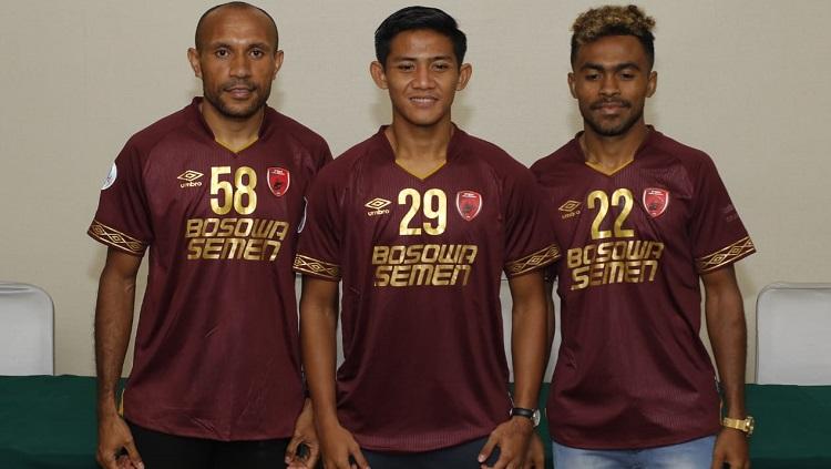 Pemain anyar klub Liga 1 PSM Makassar, Roni Beroperay (58), bersama Firza Andika (29) dan Yakob Sayuri (22). - INDOSPORT