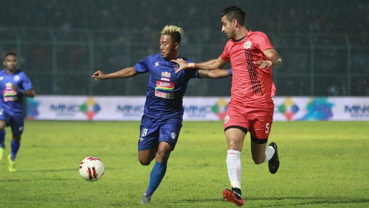 Kushedya Hari Yudo (kiri) berduel dengan Otavio Dutra (kanan) dalam laga Arema FC vs Persija Jakarta di Piala Gubernur Jatim 2020, Sabtu (15/02/20). Copyright: Twitter/@AremafcOfficial