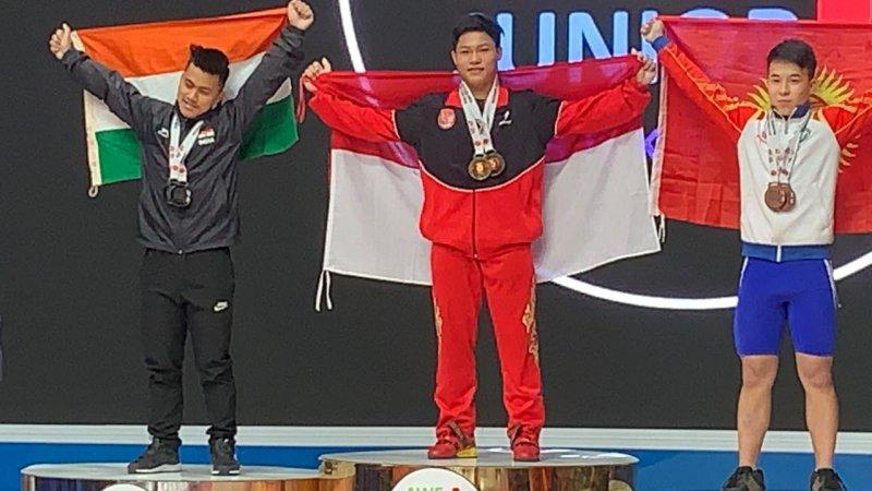 Lifter Indonesia, Muhammad Faathir (tengah) memberi kejutan setelah kembali memecahkan rekor dunia remaja cabang angkat besi pada Kejuaraan Remaja dan Junior Asia 2020 - INDOSPORT