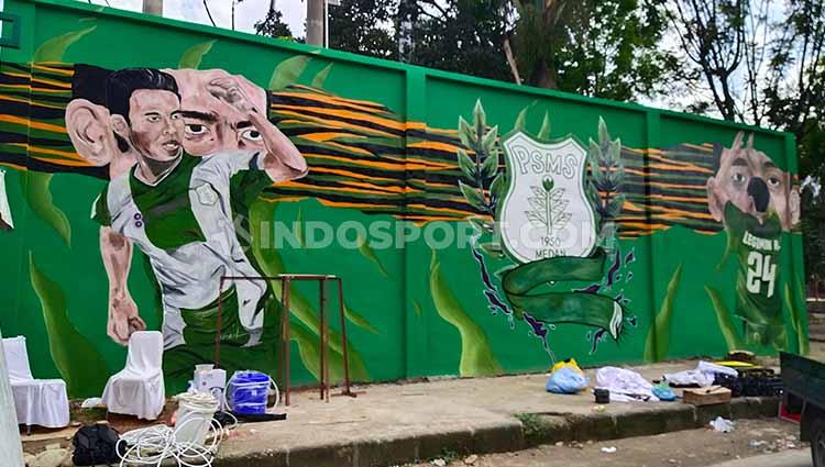 Mural PSMS Medan yang terpampang di salah satu dinding luar Stadion Teladan, Medan. Copyright: Aldi Aulia Anwar/INDOSPORT